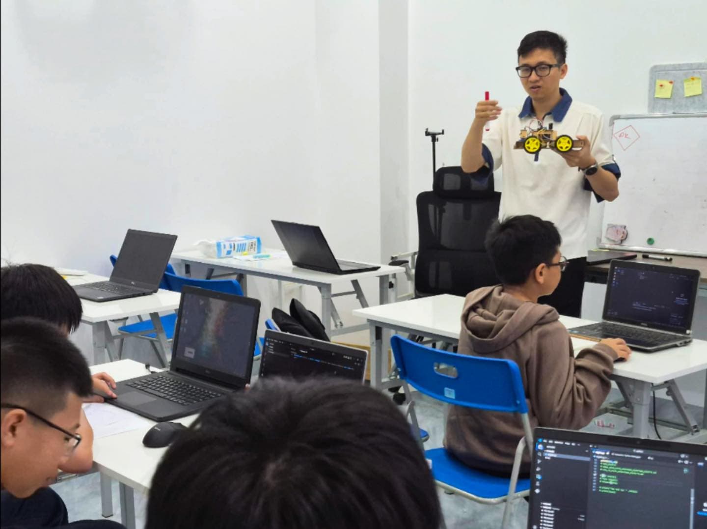 Người Kết Nối: Vi Điều Khiển & Micro Python