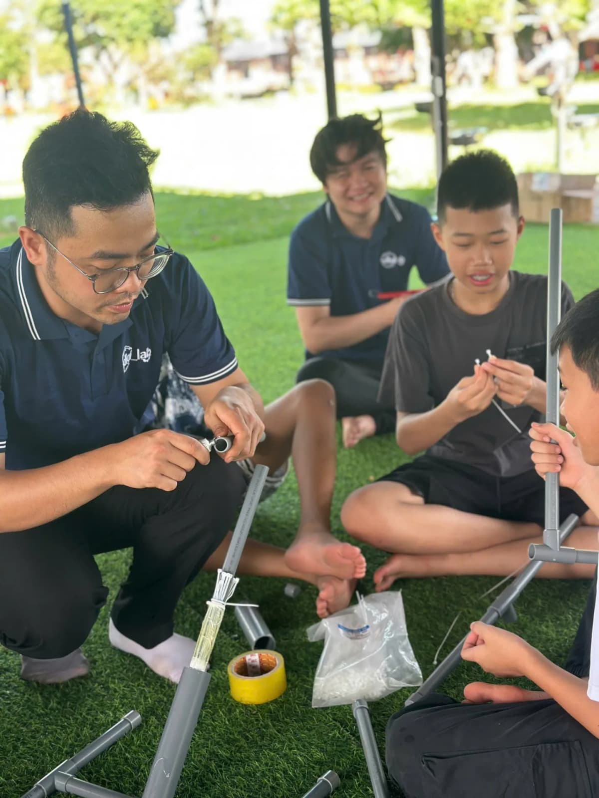 Giáo viên và học viên thực hành