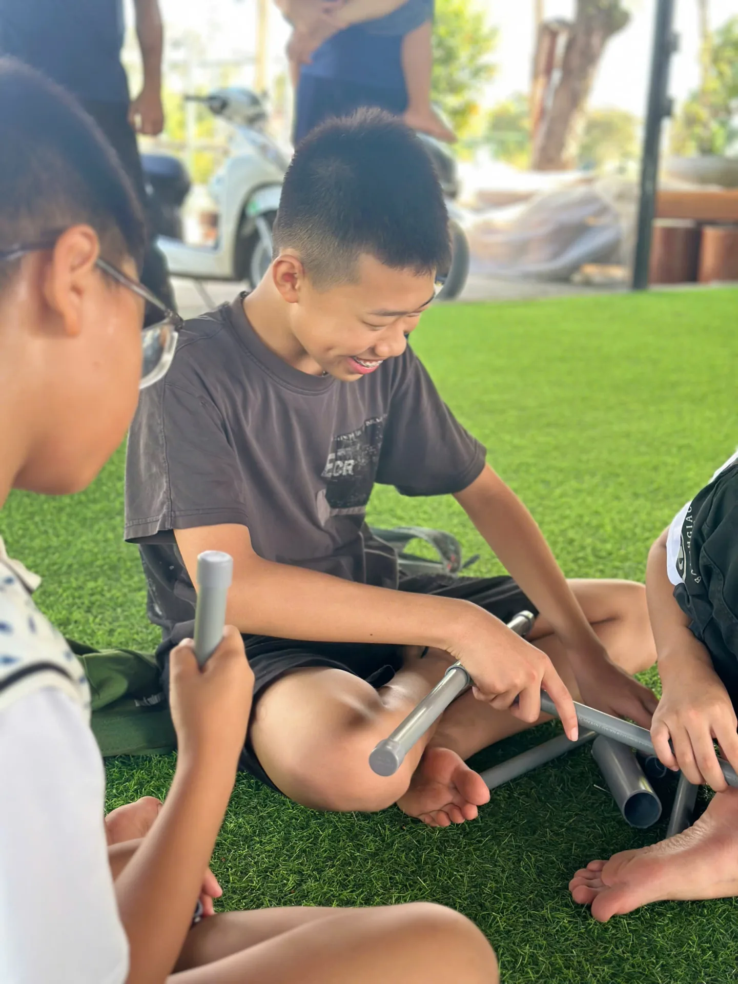 Các bạn nhỏ học ngoài trời